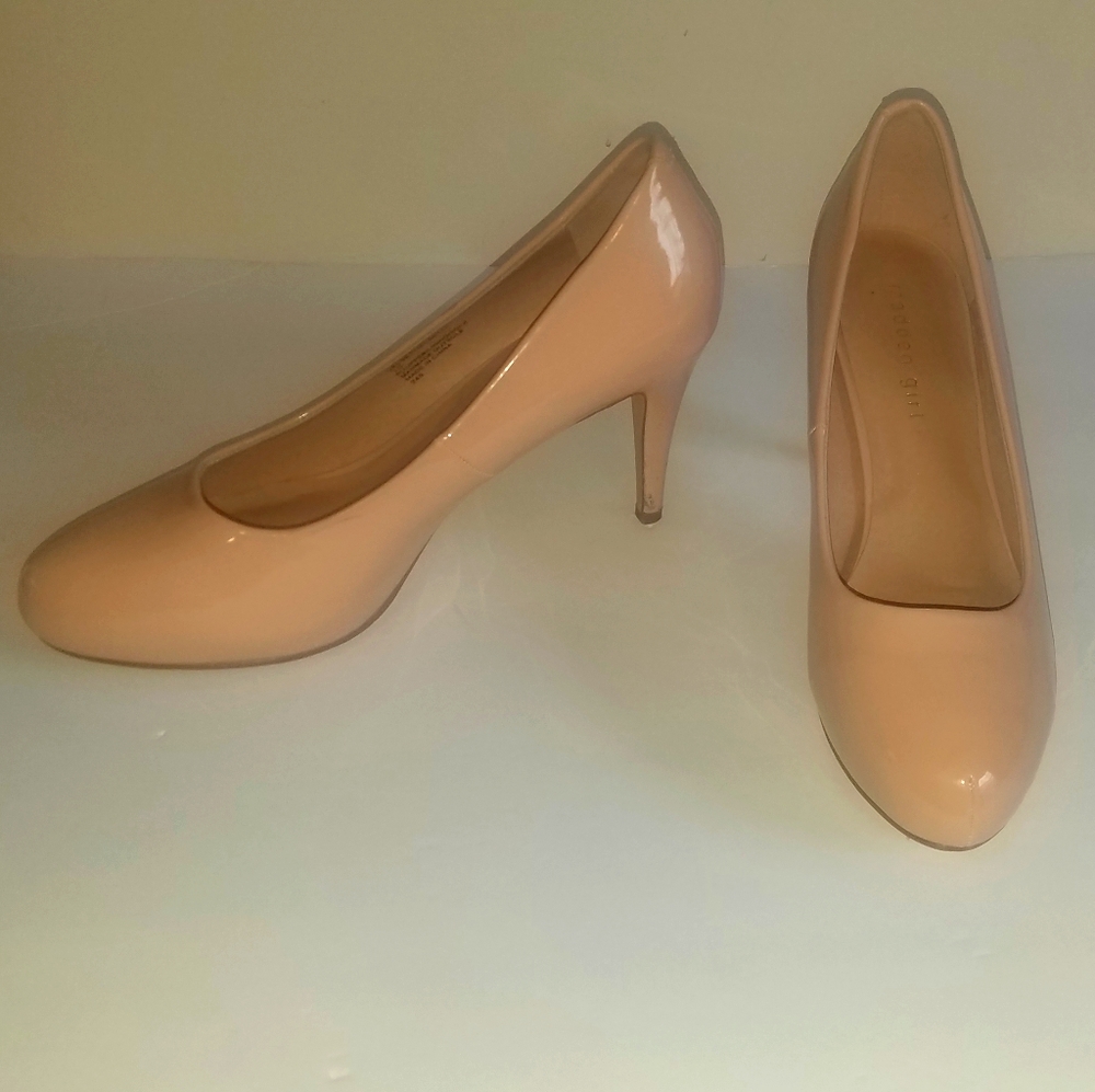 Madden girl Jelsey tan pumps. Tan heels.